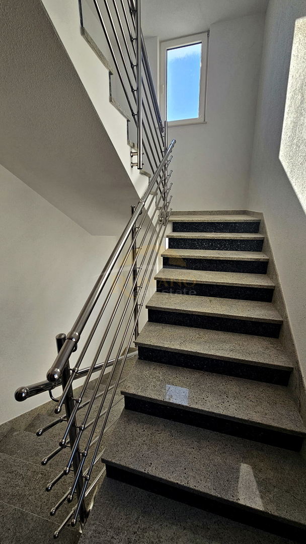 Appartamento trilocale a Okrug Gornji/Čiovo con ampia terrazza, garage e vista mare